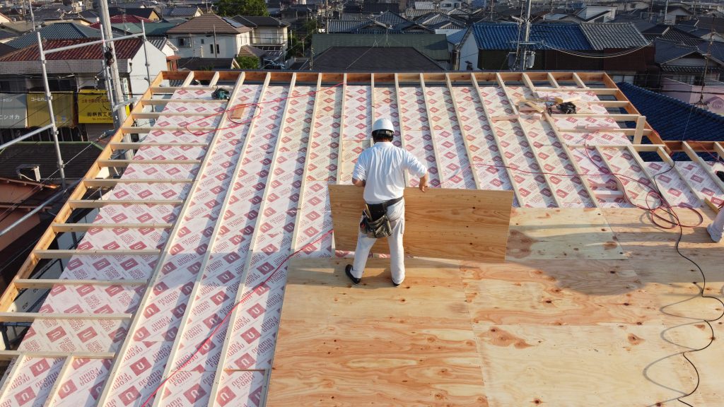 屋根工事の様子　2層目の断熱材と耐水合板