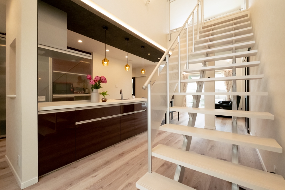 スケルトン階段とデザイニングキッチン